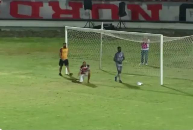 爱游戏体育-球队输球怪门将 巴西球迷闯进场内演示该怎么扑球