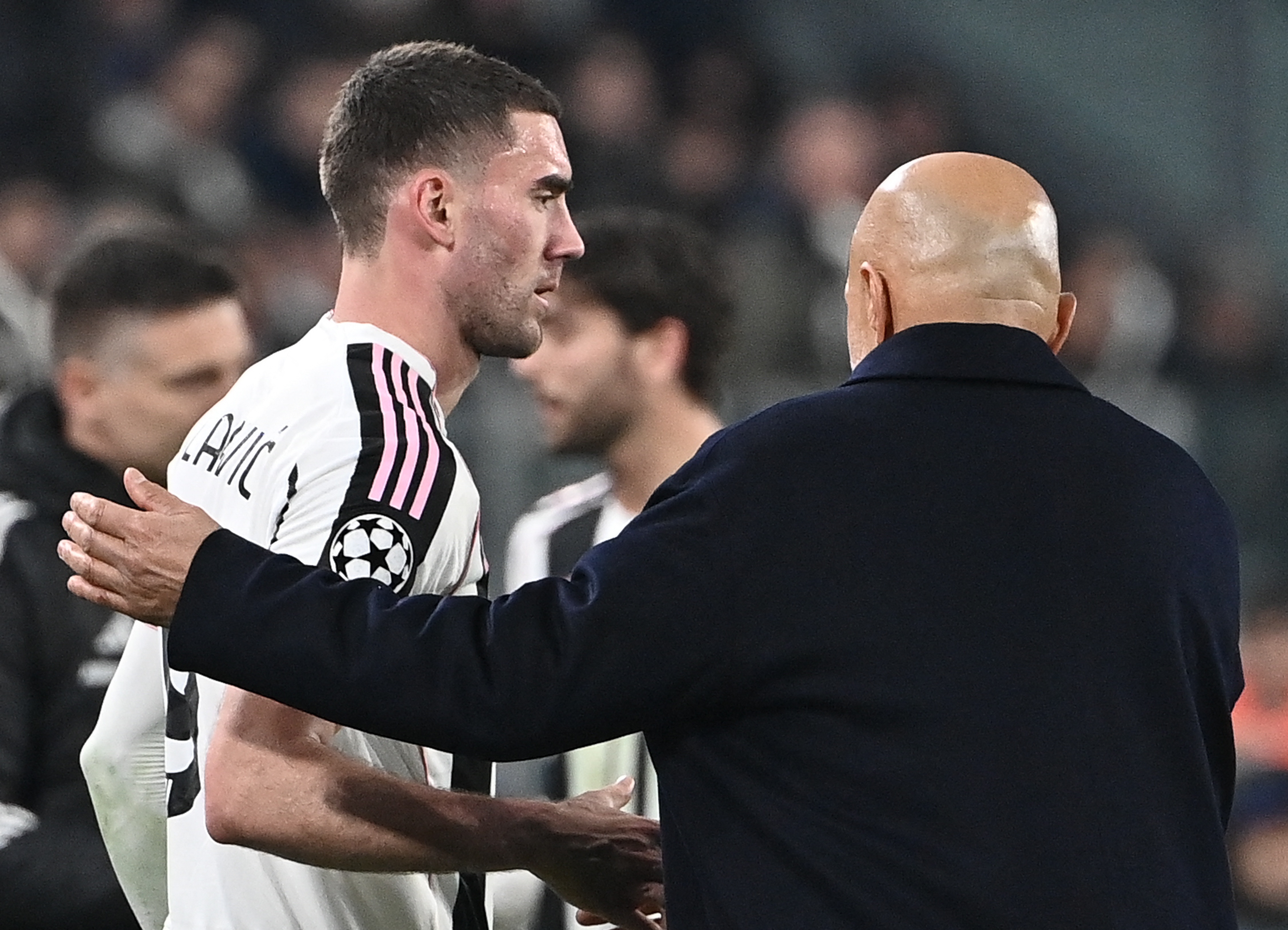 爱游戏体育-米体：尤文与弗拉霍维奇谈续约 球员表态愿留队但需接受大幅降薪